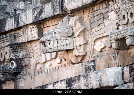 TEOTIHUACAN, Mexiko – der Tempel der gefiederten Schlange, auch bekannt als der Tempel von Quetzalcoatl, steht als Meisterwerk der antiken mesoamerikanischen Architektur in Teotihuacan. Diese aufwendig verzierte Pyramide, die mit skulpturalen Darstellungen der gefiederten Schlangengottheit verziert ist, veranschaulicht die künstlerische und religiöse Raffinesse dieser präkolumbischen Metropole. Stockfoto