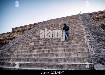 TEOTIHUACAN, Mexiko – der Tempel der gefiederten Schlange, auch bekannt als der Tempel von Quetzalcoatl, steht als Meisterwerk der antiken mesoamerikanischen Architektur in Teotihuacan. Diese aufwendig verzierte Pyramide, die mit skulpturalen Darstellungen der gefiederten Schlangengottheit verziert ist, veranschaulicht die künstlerische und religiöse Raffinesse dieser präkolumbischen Metropole. Stockfoto