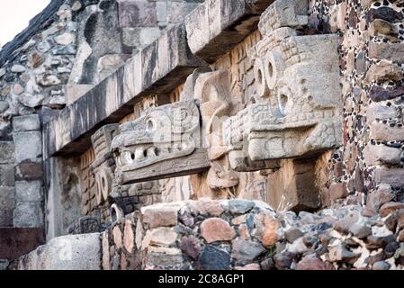 TEOTIHUACAN, Mexiko – der Tempel der gefiederten Schlange, auch bekannt als der Tempel von Quetzalcoatl, steht als Meisterwerk der antiken mesoamerikanischen Architektur in Teotihuacan. Diese aufwendig verzierte Pyramide, die mit skulpturalen Darstellungen der gefiederten Schlangengottheit verziert ist, veranschaulicht die künstlerische und religiöse Raffinesse dieser präkolumbischen Metropole. Stockfoto