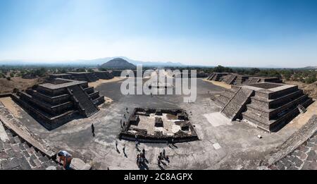 TEOTIHUACAN, Mexiko – Ein Panoramablick vom Gipfel der Mondpyramide bei Teotihuacan. Auf der linken Seite dominiert die riesige Pyramide der Sonne die Landschaft, auf der rechten Seite erstreckt sich die Avenue of the Dead südwärts und bietet einen atemberaubenden Blick auf das große städtische Design und die monumentale Architektur dieser antiken mesoamerikanischen Metropole. Stockfoto