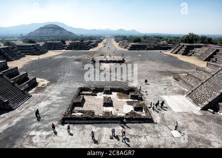 TEOTIHUACAN, Mexiko – Ein Panoramablick vom Gipfel der Mondpyramide bei Teotihuacan. Auf der linken Seite dominiert die riesige Pyramide der Sonne die Landschaft, auf der rechten Seite erstreckt sich die Avenue of the Dead südwärts und bietet einen atemberaubenden Blick auf das große städtische Design und die monumentale Architektur dieser antiken mesoamerikanischen Metropole. Stockfoto