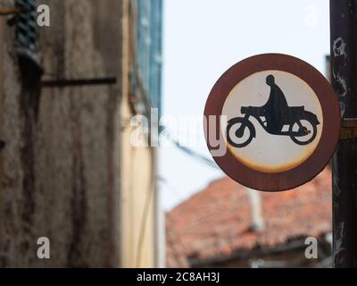 Altes verwittertes Straßenschild, das auf ein Motorradzugangsverbot hinweist Stockfoto