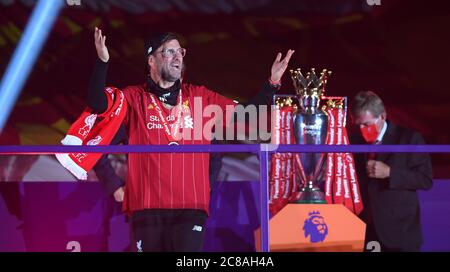 Liverpool-Manager Jürgen Klopp genießt die Nachspielfeiern, da das Team nach dem Premier League-Spiel in Anfield, Liverpool, die Premier League-Trophäe erhält. Stockfoto