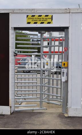 Covid-19 Vorsichtsmaßnahmen auf einer Baustelle in Milton Keynes. Stockfoto