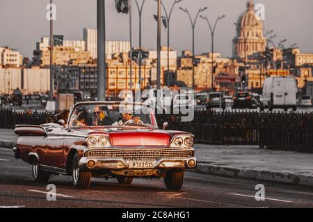 Klassisches Cabriolet in Havanna bei Sonnenuntergang Stockfoto