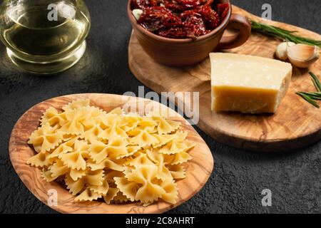 Zubereitung der Pasta mit sonnengetrockneten Tomaten und Parmesan. Italienische Küche, Zutaten Stockfoto