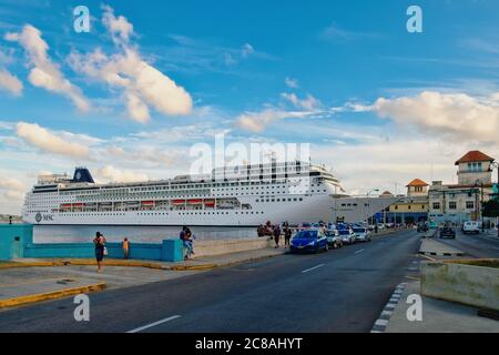 Modernes Kreuzfahrtschiff, das im Hafen von Havanna mit Blick auf die Altstadt andockte Stockfoto