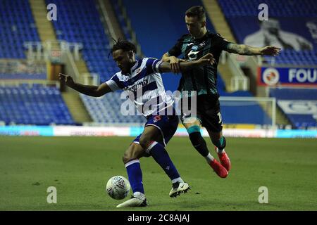 Reading, Großbritannien. Juli 2020. Liam Moore von Reading (L) im Einsatz mit Bersant Celina von Swansea City (R). EFL Skybet Championship match, Reading gegen Swansea City im Madejski Stadion in Reading am Mittwoch, den 22. Juli 2020. Dieses Bild darf nur für redaktionelle Zwecke verwendet werden. Nur für redaktionelle Zwecke, Lizenz für kommerzielle Nutzung erforderlich. Keine Verwendung in Wetten, Spiele oder ein einzelner Club / Liga / Spieler Publikationen. PIC von Steffan Bowen / Andrew Orchard Sport Fotografie / Alamy Live News Kredit: Andrew Orchard Sport Fotografie / Alamy Live News Stockfoto