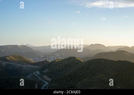 Landschaftlich schöner Blick auf die Bergketten gegen den Himmel bei Sonnenuntergang Stockfoto