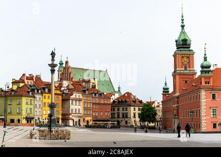 Warschau, Polen - 22. Mai 2020: Blick auf den Schlossplatz in Warschau. Auf dem Bild sehen Sie die Sigismund-Säule und das Königsschloss. Stockfoto