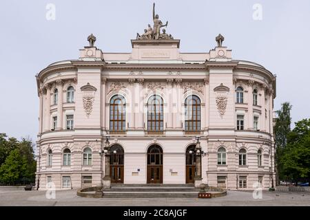 Warschau, Polen - 22. Mai 2020: Blick auf die Fassade des Hauptgebäudes der Technischen Universität Warschau. Stockfoto