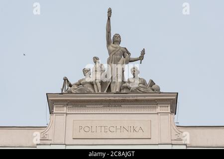 Warschau, Polen - 22. Mai 2020: Nahaufnahme der Skulptur auf dem Hauptgebäude der Technischen Universität Warschau. Stockfoto