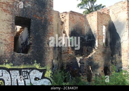 In der Nähe von Jinonice in Prag gibt es Überreste eines zerbrochenen Hauses. Es ist unklar, was hier passiert ist. Möglicherweise gab es ein Feuer, da die Ruinen verbrannt aussehen. Stockfoto