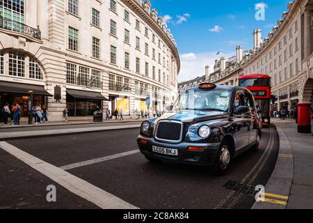 Typisches schwarzes Londoner Taxi an der Regent Street, einem berühmten Wahrzeichen der britischen Hauptstadt Stockfoto
