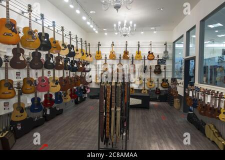 Akustische und elektrische Musikinstrumente auf dem Display in Gitarre Shop Interieur. Calgary, Alberta Market Mall Shopping Centre Stockfoto