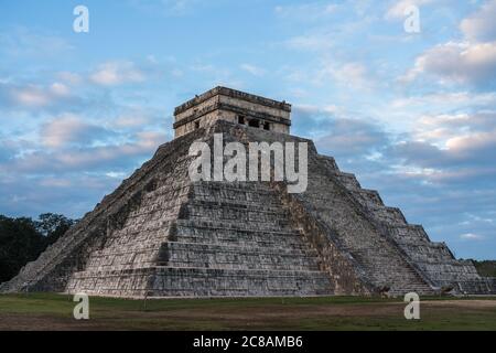 El Castillo oder der Tempel von Kukulkan ist die größte Pyramide in den Ruinen der großen Maya-Stadt Chichen Itza, Yucatan, Mexiko. Die Vorhispanische Stockfoto