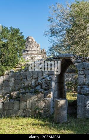 Der Tempel der geschnitzten Tafeln in den Ruinen der großen Maya-Stadt Chichen Itza, Yucatan, Mexiko. Dahinter befindet sich das Caracol oder das Observatorium. Stockfoto