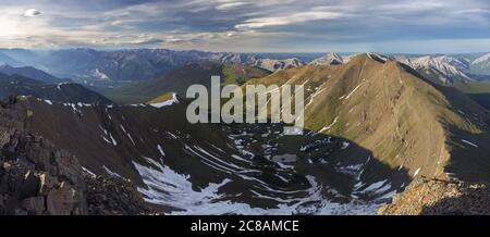 Mount Allan Centennial Ridge Wanderweg und Luftlandschaftsblick, Canadian Rockies mit Banff National Park Rocky Mountain Peaks auf der Skyline Stockfoto