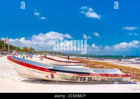Bunte Fischerboote am Strand von Tulum an der maya riviera in Mexiko Stockfoto