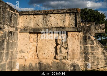 Die Plattform der Adler und Jaguare, im Maya-Toltec-Stil gebaut, in den Ruinen der großen Maya-Stadt Chichen Itza, Yucatan, Mexiko. Die Pre-H Stockfoto