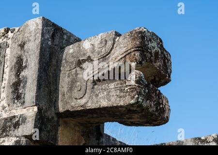 Die Plattform der Adler und Jaguare, im Maya-Toltec-Stil gebaut, in den Ruinen der großen Maya-Stadt Chichen Itza, Yucatan, Mexiko. Die Pre-H Stockfoto