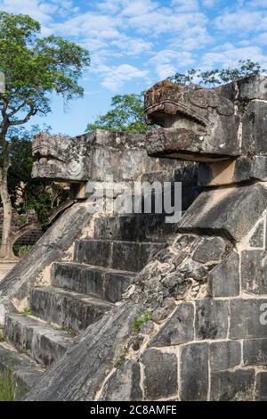 Die Plattform der Adler und Jaguare, im Maya-Toltec-Stil gebaut, in den Ruinen der großen Maya-Stadt Chichen Itza, Yucatan, Mexiko. Die Pre-H Stockfoto