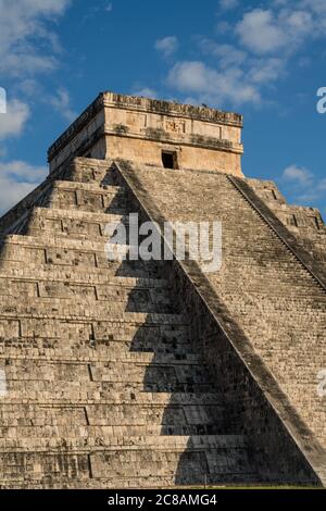 El Castillo oder der Tempel von Kukulkan ist die größte Pyramide in den Ruinen der großen Maya-Stadt Chichen Itza, Yucatan, Mexiko. Die Vorhispanische Stockfoto