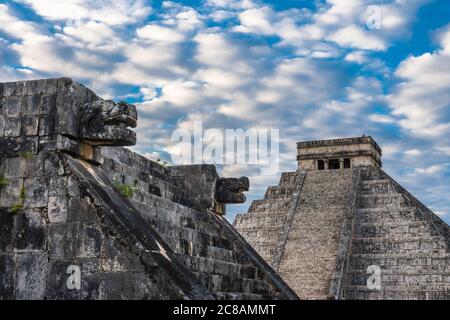 Die Venusplattform in den Ruinen der großen Maya-Stadt Chichen Itza, Yucatan, Mexiko. Die prähispanische Stadt Chichen-Itza ist eine UNESCO-Welt Stockfoto