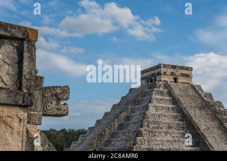 Die Plattform der Adler und Jaguare, im Maya-Toltec-Stil gebaut, in den Ruinen der großen Maya-Stadt Chichen Itza, Yucatan, Mexiko. Die Pre-H Stockfoto