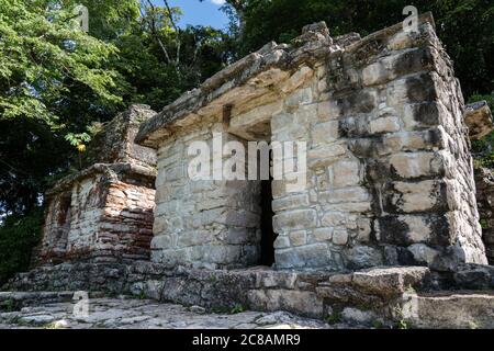 Tempel III und IV in den Ruinen der Maya-Stadt Bonampak in Chiapas, Mexiko. Stockfoto