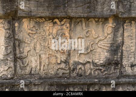 Die Plattform der Schädel oder die Tzompantli wurde verwendet, um die Schädel von gefallenen Feinden und Opferopfern in den Ruinen der großen Maya zu zeigen Stockfoto