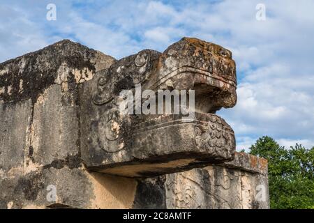 Die Plattform der Adler und Jaguare, im Maya-Toltec-Stil gebaut, in den Ruinen der großen Maya-Stadt Chichen Itza, Yucatan, Mexiko. Die Pre-H Stockfoto