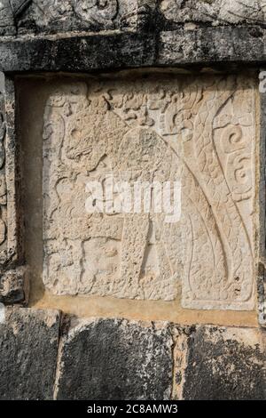 Die Plattform der Adler und Jaguare, im Maya-Toltec-Stil gebaut, in den Ruinen der großen Maya-Stadt Chichen Itza, Yucatan, Mexiko. Die Pre-H Stockfoto