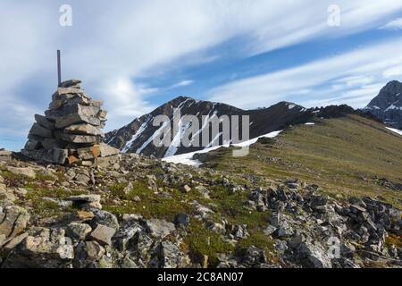 Rock Cairn Stone Pile Wander Trail Marker Mount Allan Centennial Ridge, Malerisches Landschaftspanorama Alberta Foothills Canadian Rocky Mountains Stockfoto