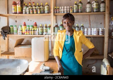 Porträt einer Frau, die Pflanzenschutzmittel, Herbizide, hochwertiges Saatgut und Düngemittel an Kleinbauern in Bukomansimbi Dist. Uganda verkauft. Stockfoto