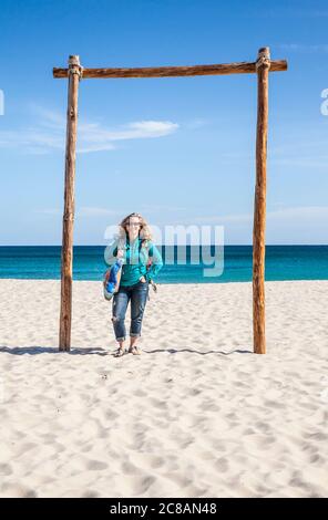 Eine weibliche Reisende am Strand, Gran Sueno Resort, BCS, Mexiko. Stockfoto