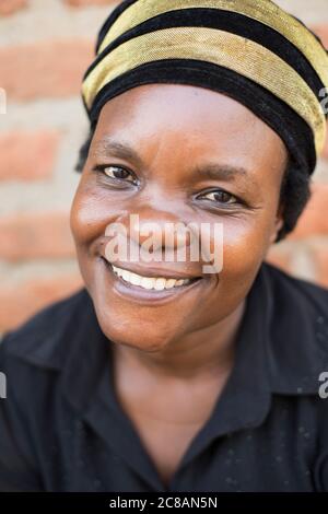 Nahaufnahme Porträt einer schönen lächelnden Frau in einem Kopftuch in Bukomansimbi District, Uganda, Ostafrika. Stockfoto