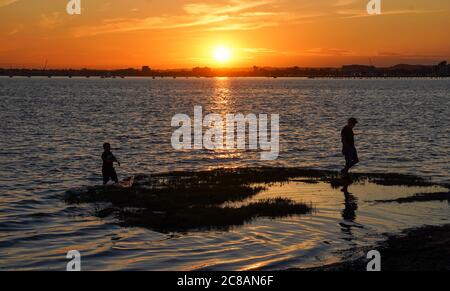 Poole, Großbritannien. Juli 2020. Sonnenuntergang über dem Hafen von Poole von der Halbinsel Sandbanks aus. Kredit: Richard Crease/Alamy Live Nachrichten Stockfoto