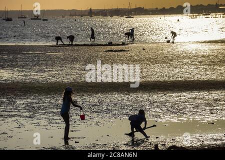 Poole, Großbritannien. Juli 2020. Sonnenuntergang über dem Hafen von Poole von der Halbinsel Sandbanks aus. Kredit: Richard Crease/Alamy Live Nachrichten Stockfoto