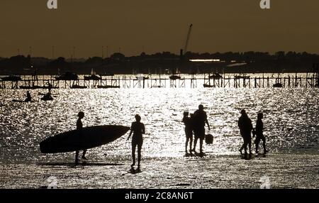 Poole, Großbritannien. Juli 2020. Sonnenuntergang über dem Hafen von Poole von der Halbinsel Sandbanks aus. Kredit: Richard Crease/Alamy Live Nachrichten Stockfoto