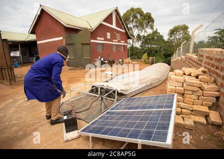 Ein Techniker trocknet Bohnen in einem Solartrockner, bevor sie in einer Bohnenfarmergenossenschaft im Masaka District, Uganda, Ostafrika, auf den Markt gebracht werden. Stockfoto