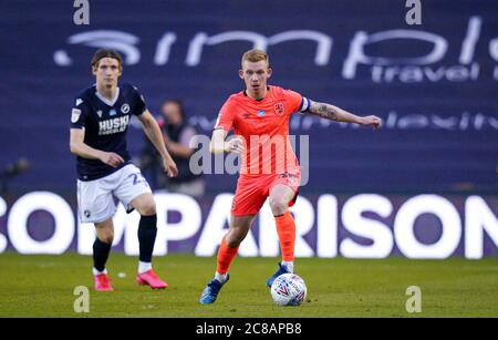 London, Großbritannien. Juli 2020. Lewis O'Brien von Huddersfield Town während des Sky Bet Championship-Spiels zwischen Millwall und Huddersfield Town am 22. Juli 2020 in Den, London, England. Fußballstadien in der Umgebung sind aufgrund der Covid-19-Pandemie leer, da staatliche Gesetze zur sozialen Distanzierung Fans innerhalb von Spielstätten verbieten, was dazu führt, dass alle Spielanlagen bis auf weiteres hinter verschlossenen Türen gespielt werden. Foto von Andy Rowland. Kredit: Prime Media Images/Alamy Live Nachrichten Stockfoto