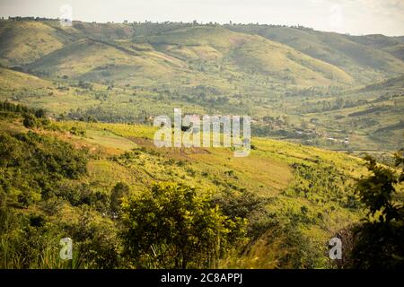 Sanfte Hügel und Gemeinden des Lyantonde Distrikts, Uganda, Ostafrika. Stockfoto