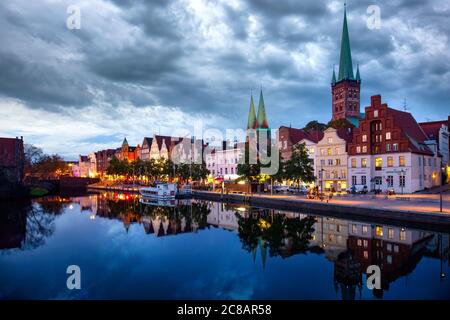 Lübeck, Deutschland, 10/07/2019: Historische Gebäude spiegeln sich in der Trave, Altstadt von Lübeck, Schleswig-Holstein, Norddeutschland Stockfoto