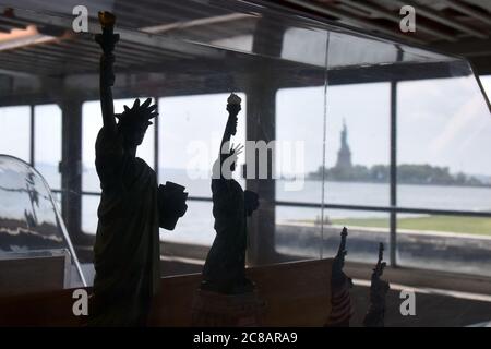 New York City, USA. Juli 2020. Ein Blick auf die Freiheitsstatue vom Unterdeck einer Fähre aus, da Liberty Island im Rahmen der Neueröffnung von New York City wieder für Besucher zugänglich ist, Der Zugang zur Statue, einschließlich Krone und Sockel, bleibt jedoch aufgrund der COVID-19-Beschränkungen geschlossen, New York, NY, 22. Juli 2020. Seit der Eröffnung am Montag waren die üblichen Massen von Zehntausenden von Menschen abwesend, stattdessen wurde ein langsamer Strom von nur wenigen hundert Touristen gezählt, die „Lady Liberty“ besuchen. (Anthony Behar/Sipa USA) Quelle: SIPA USA/Alamy Live News Stockfoto