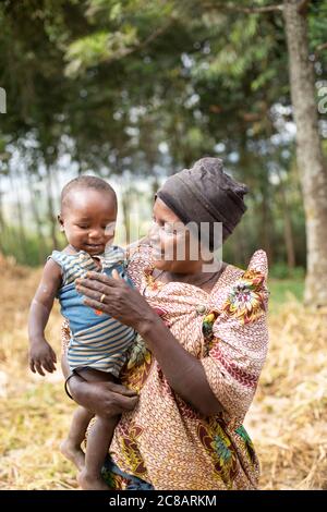 Glückliche afrikanische Mutter und Kind zusammen in Lyantonde, Uganda, Ostafrika. Stockfoto