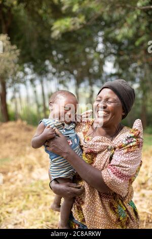 Glückliche afrikanische Mutter und Kind zusammen in Lyantonde, Uganda, Ostafrika. Stockfoto