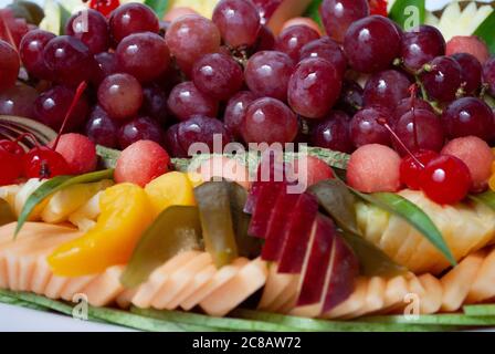 Früchte in Portionen Quelle von Vitaminen, Mineralien und Ballaststoffen sehr notwendig, um ein gutes Niveau des Immunsystems Zählen COVID 19 oder Coron zu halten serviert Stockfoto