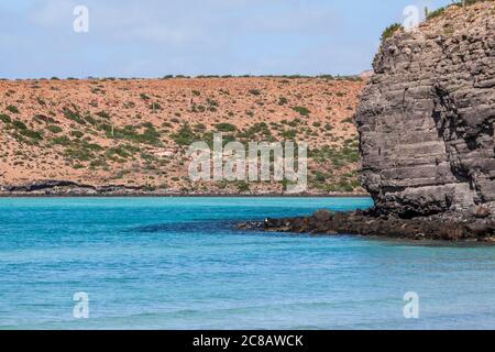 Ein Schuss des wunderschönen aquablauen Wassers, das die karge Felsenwüste der Insel trifft. Isla Espiritu Santo, BCS, Mexiko. Stockfoto