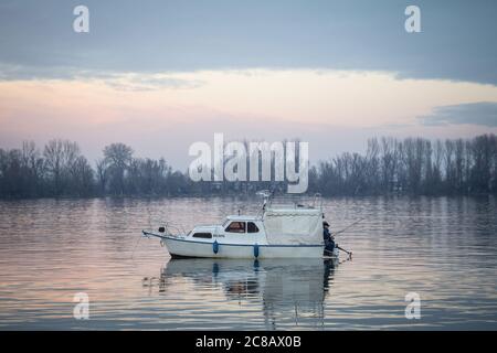 BELGRAD, SERBIEN - 25. DEZEMBER 2014: Fischer auf einem Fischerboot, die an einem Winternachmittag in Zemun, einem nördlichen Bezirk, auf der Donau fischen Stockfoto